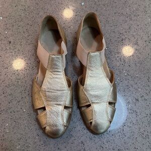 Aerosoles VTG Pebbled Gold Believe Sandal